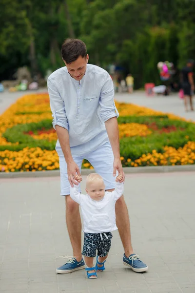 O pai ensina seu filho a andar . — Fotografia de Stock