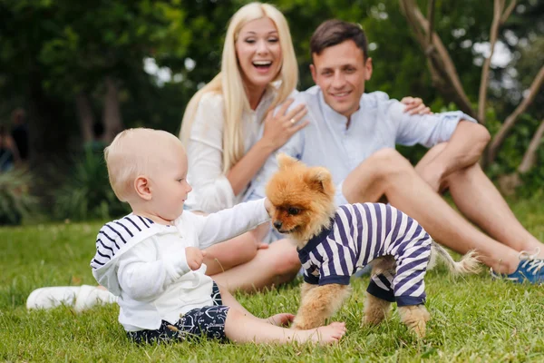 Gelukkige jonge familie tijd samen doorbrengen in de groene natuur — Stockfoto