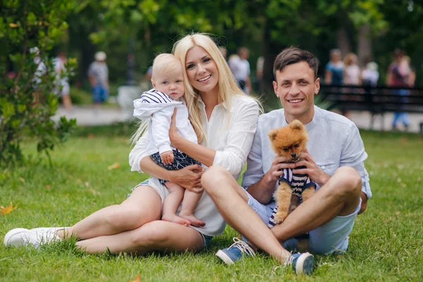 Happy young family spending time together in green nature — Stock Photo, Image