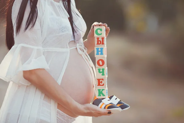 A pregnant woman waits boy — Stockfoto