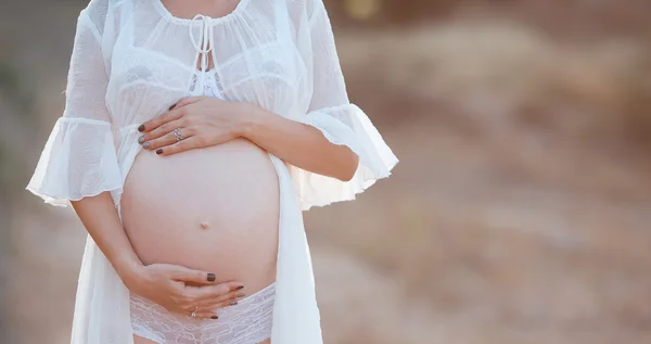 A pregnant woman waits boy — Stockfoto