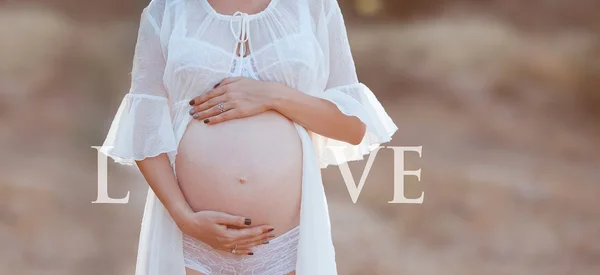 A pregnant woman waits boy — Stockfoto