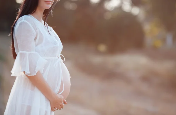 A pregnant woman waits boy — Stok fotoğraf