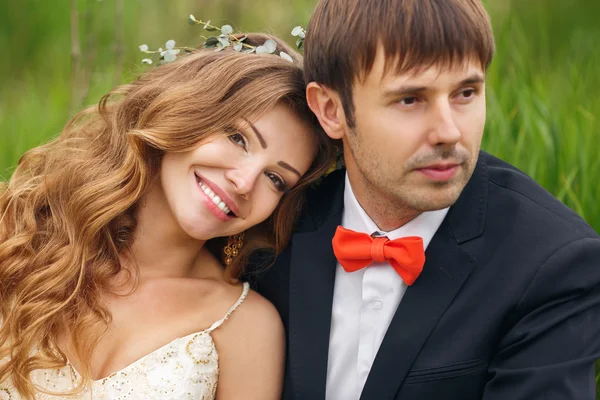 Portrait newlyweds in the lush spring garden — Stock Photo, Image