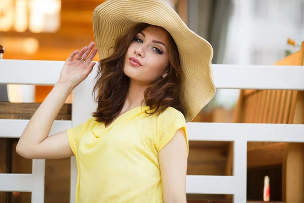 Portret van de zomer van een mooie vrouw buitenshuis — Stockfoto