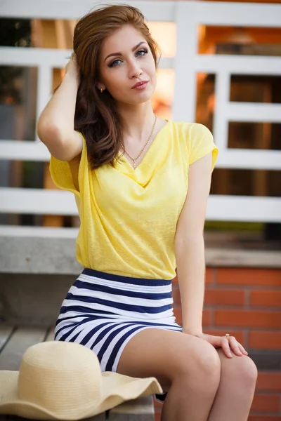 Retrato de verano de una hermosa mujer al aire libre —  Fotos de Stock