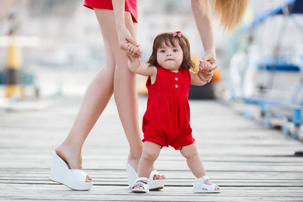 Madre e figlioletta che camminano lungo il lungomare — Foto Stock