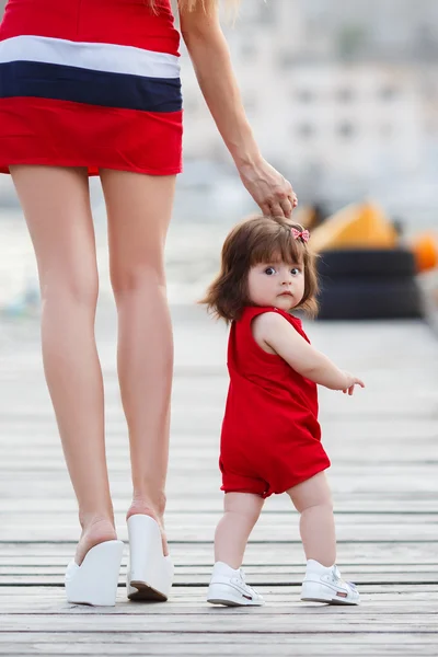 母と小さな娘のウォーター フロントに沿って歩く — ストック写真
