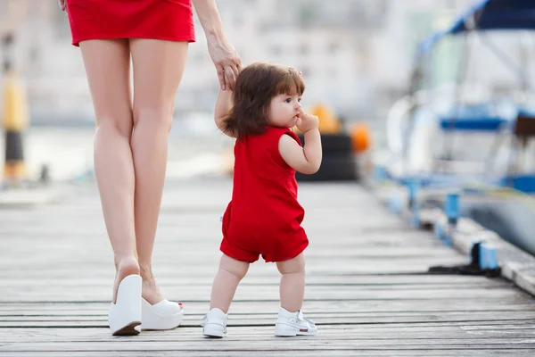 Anne ve küçük kızı limanda yürüyüş — Stok fotoğraf