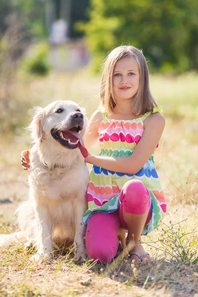 Retrato de una chica con su hermoso perro al aire libre . — Foto de Stock