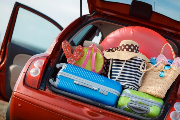 Malas e bolsas no porta-malas do carro pronto para partir para férias — Fotografia de Stock