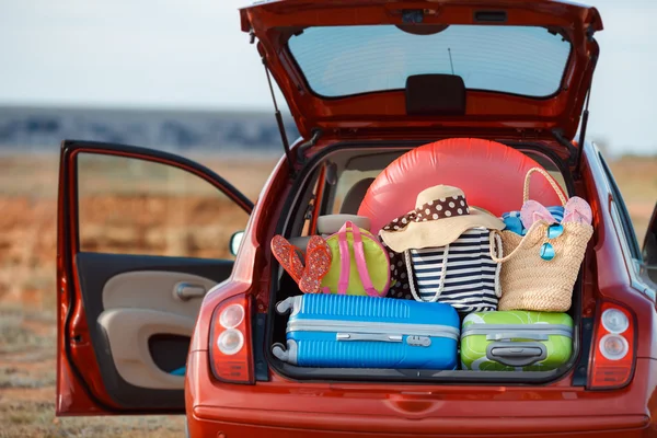 Suitcases and bags in trunk of car ready to depart for holidays — Stock Photo, Image