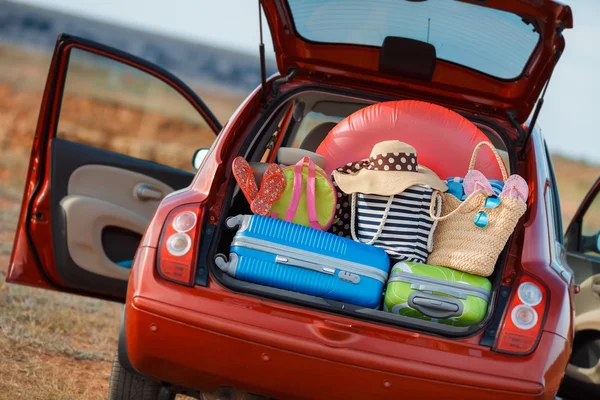 Suitcases and bags in trunk of car ready to depart for holidays — Stock Photo, Image