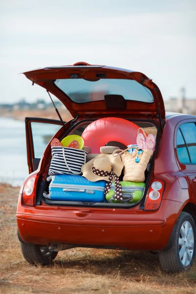 Suitcases and bags in trunk of car ready to depart for holidays — Stock Photo, Image