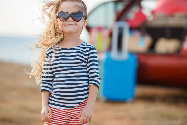 Malá dívka se chystá na cestu. — Stock fotografie