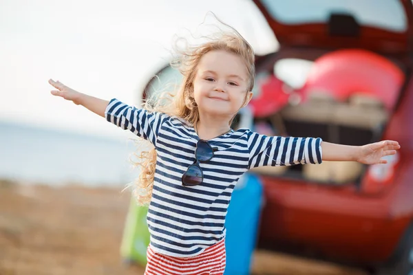 Küçük kız bir yolculuğa gidiyor.