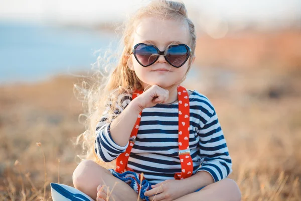 Gelukkig meisje aan de kust in de zomer. — Stockfoto