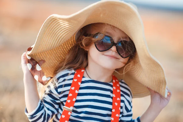 La niña feliz con un sombrero grande — Foto de Stock