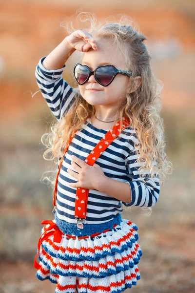 Joyeuse petite fille au bord de la mer en été . — Photo