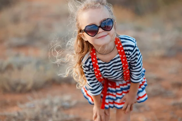 Glückliches kleines Mädchen am Meer im Sommer. — Stockfoto