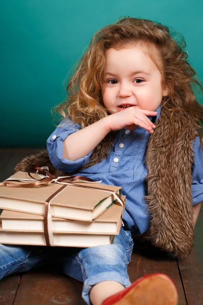 Petite fille avec des livres. — Photo