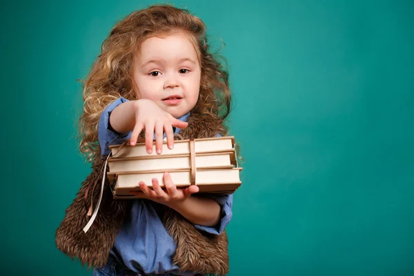 Liten flicka med böcker. — Stockfoto