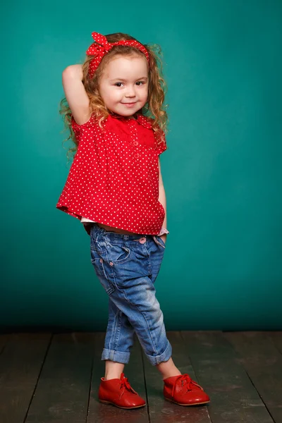 Studio portret van een klein meisje. — Stockfoto