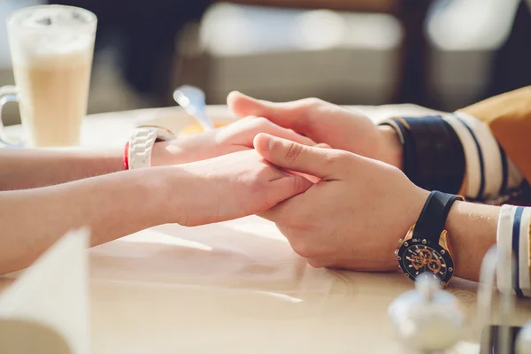 Concept van mannelijke en vrouwelijke handen liefde en koffie. — Stockfoto