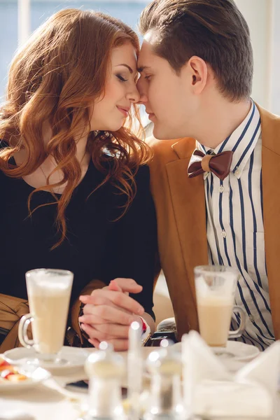 Milující pár se těší aromatickou kávu v kavárně — Stock fotografie