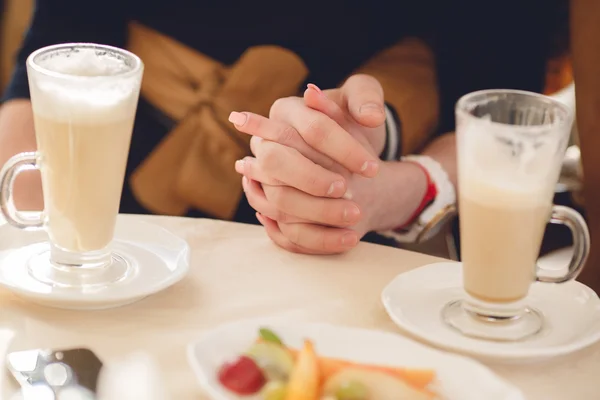 Konzept der männlichen und weiblichen Hände Liebe und Kaffee. — Stockfoto