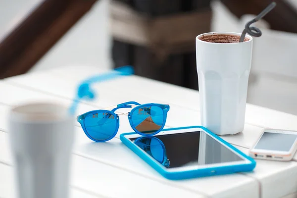 Gadget digitale bicchieri blu e caffè caldo — Foto Stock