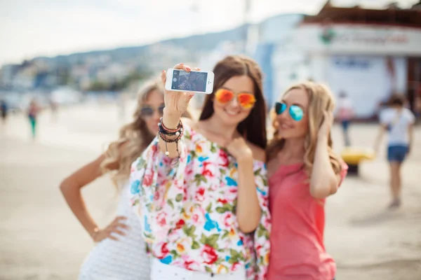 The photo on the resort's three girlfriends — Stock Photo, Image