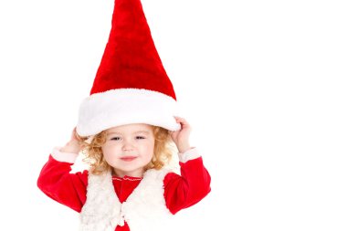 Küçük kız Noel Baba gibi giyinmiş.