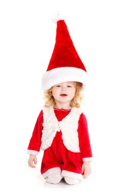 Küçük kız Noel Baba gibi giyinmiş.