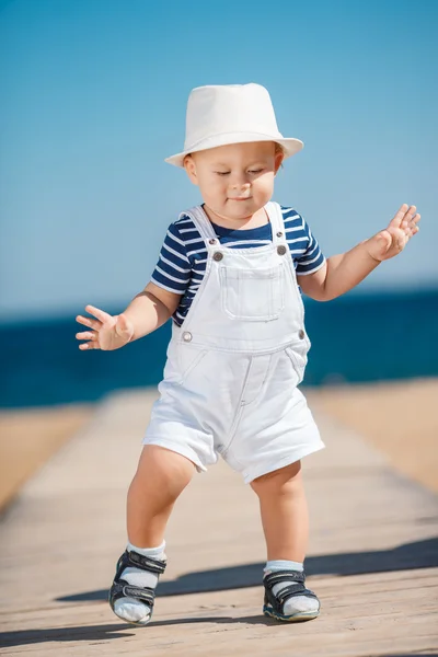 Portrait of a happy child with a hat on the beach — Stock Photo, Image