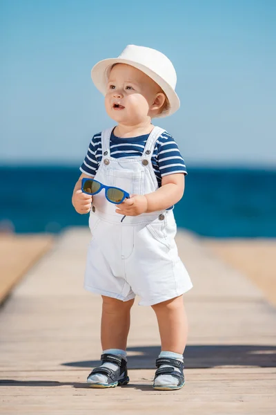 Portrait of a happy child with a hat on the beach — Zdjęcie stockowe