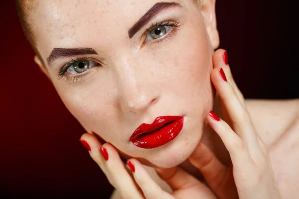 Retrato de estudio de una modelo pelirroja femenina . — Foto de Stock