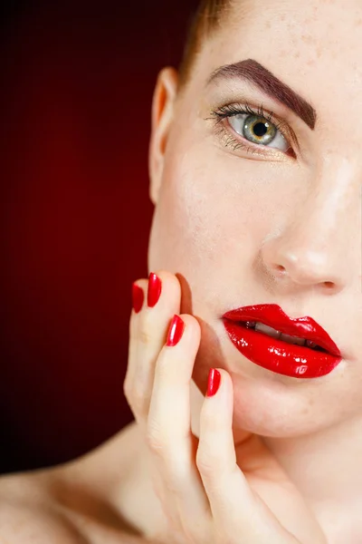 Studio portrait of a redhead female model. — Stock Photo, Image