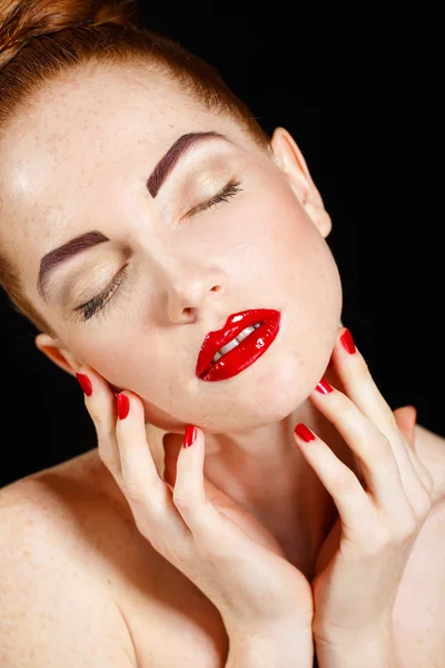 Studio portrait of a redhead female model. — Stock Photo, Image