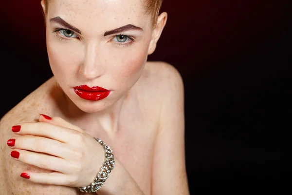 Studioporträt eines rothaarigen weiblichen Modells. — Stockfoto