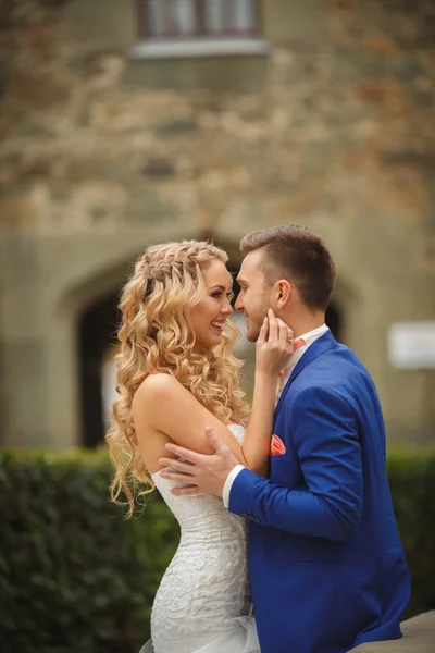 Hermosa pareja de boda, novia feliz y novio en la naturaleza . — Foto de Stock