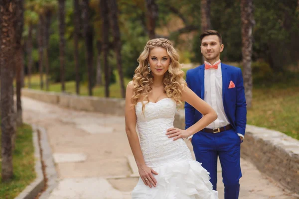 Gelin ve damat - fotoğraf Park. — Stok fotoğraf