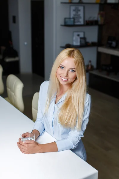 Mulher bonita em uma mesa no centro de negócios — Fotografia de Stock