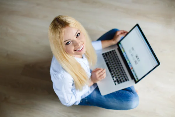 Χαρούμενος νεαρός όμορφη γυναίκα με φορητό υπολογιστή σε εσωτερικούς χώρους — Φωτογραφία Αρχείου
