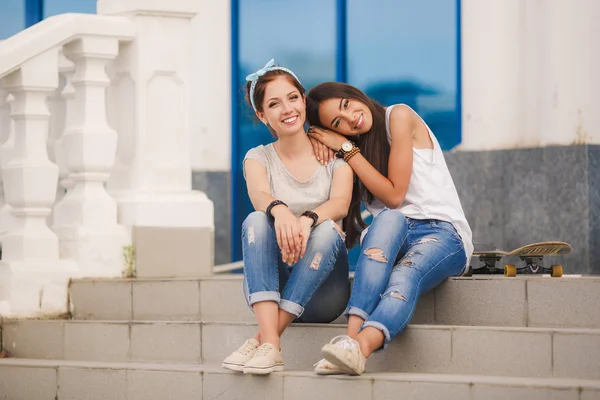 Portrait of beautiful young women in the summer city. — Stock Photo, Image