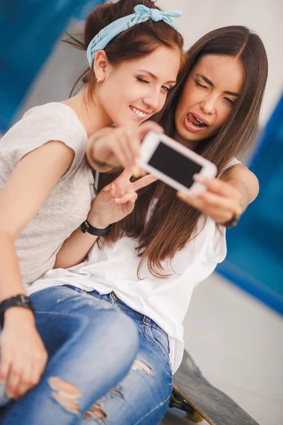 Dos hermosas mujeres jóvenes haciendo foto selfie — Foto de Stock