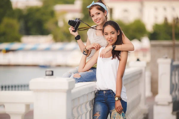 Happy girlfriends in the city with the camera — Stockfoto