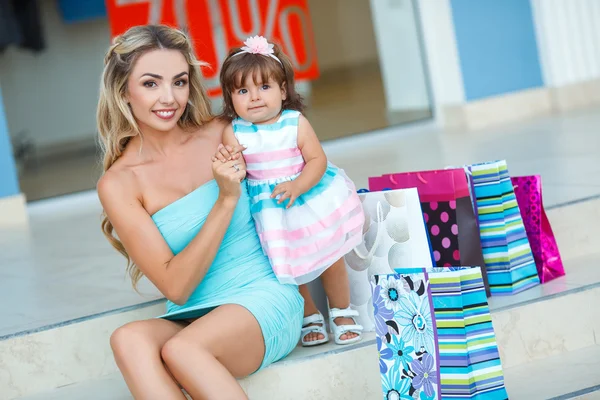 Mulher durante as compras com a menina — Fotografia de Stock