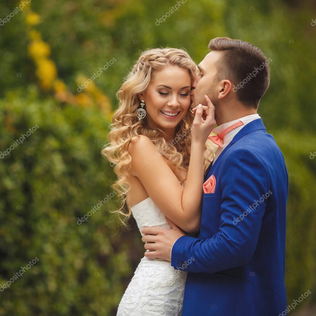 完善的夫妇新娘，摆在和亲吻在他们的婚礼之日的新郎 库存照片. 图片 包括有 城市, 言情, 礼服, 女性 - 131052520