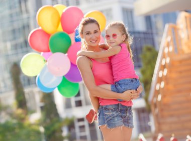 Anne ve çocuk renkli balonları